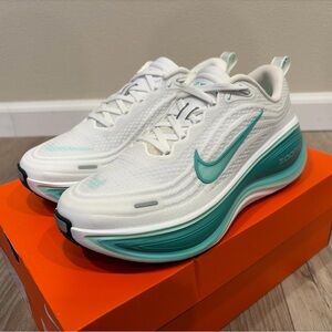 Nike Vomero Plus - White and Mint
